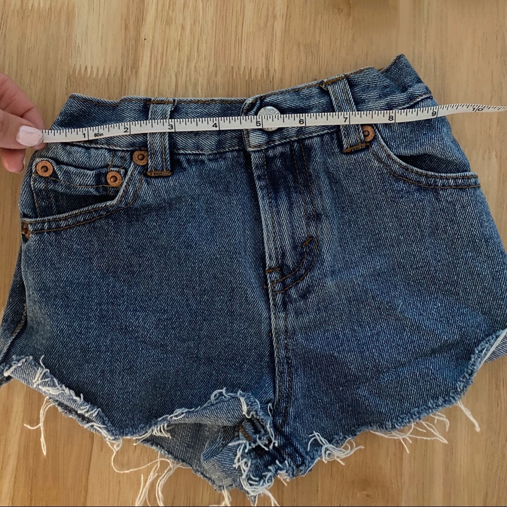 Sold out 🫶🏼 Vintage Levis size 6 cut off distressed shorts - Picture 3 of 12